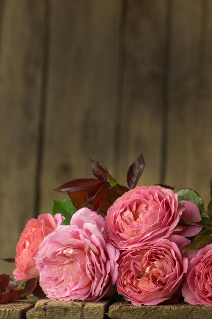 Magnifiques roses roses sur table en bois Fleurs colorées sur une table