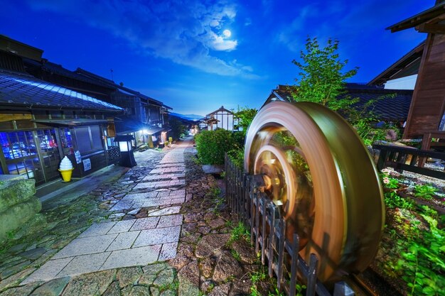 Photo magome japon le long du nakasendo avec une roue à eau la nuit