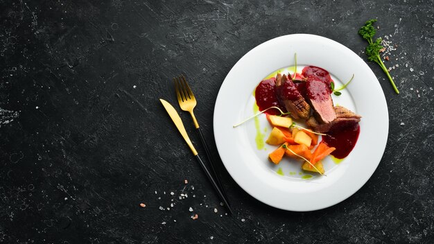 Magret de canard au four avec céleri-rave et légumes sur une assiette blanche Vue de dessus Style rustique