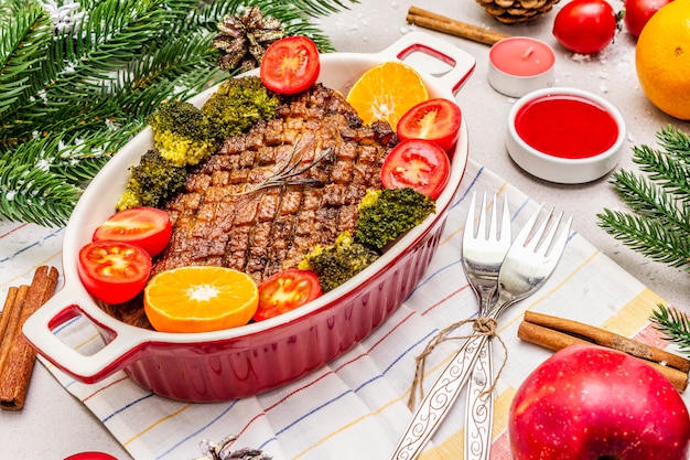 Magret de canard au four avec légumes et sauce. Concept de dîner de Noël, table de nouvel an.