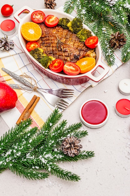 Magret de canard au four avec légumes et sauce. Concept de dîner de Noël, table de nouvel an.