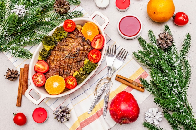 Magret de canard au four avec légumes et sauce