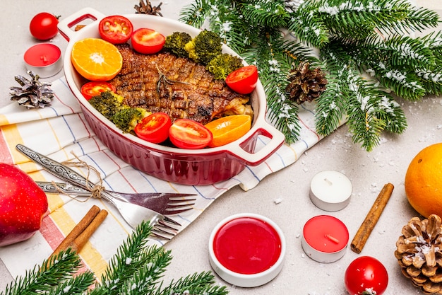 Magret de canard au four avec légumes et sauce