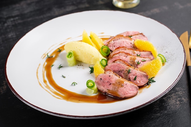 Magret de canard gastronomique traditionnel avec purée de pommes de terre et sauce à l'orange