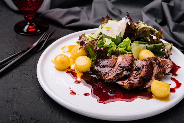 Magret de canard gourmand style moderne avec salade et relish aux canneberges offert