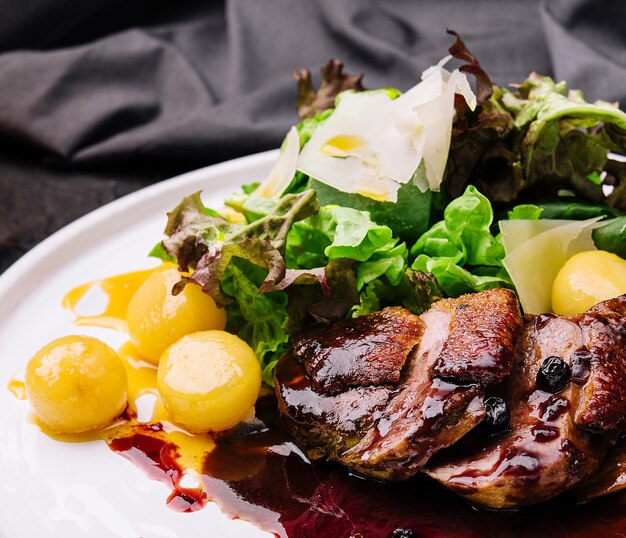 Magret de canard gourmand style moderne avec salade et relish aux canneberges offert