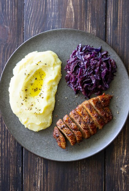 Magret de canard à la purée de pommes de terre et chou rouge