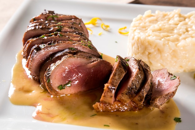 Magret de canard à la sauce tucupi et risotto au jambu.