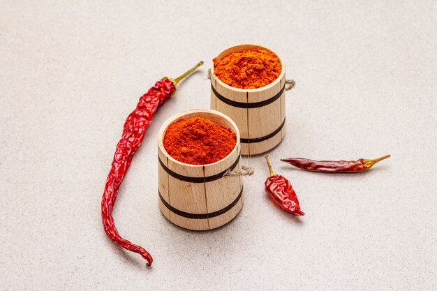 Magyar (hongrois) poudre de paprika rouge sucré et chaud. Assaisonnement traditionnel pour la cuisson des aliments nationaux, différentes variétés de poivre sec. Fûts en bois,