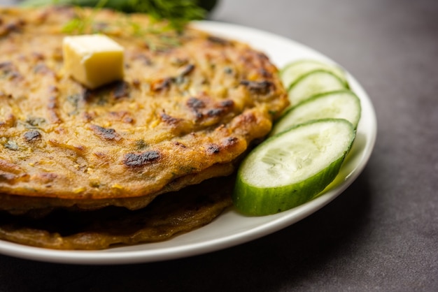 Maharashtrn Kakdi Thalipeeth ou Punjabi concombre paratha, fabriqué à partir de kheera frais râpé pour le petit-déjeuner et le servir avec du yaourt