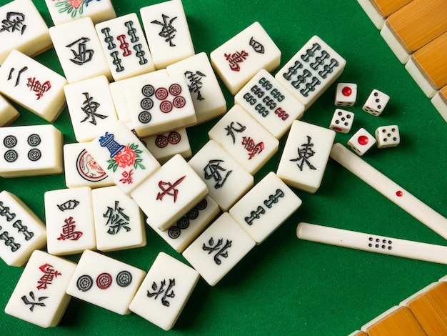 Le mahjong sur table ancien jeu de société asiatique image en gros plan