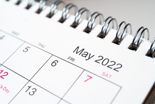 Mai 2022 sur le calendrier de bureau se bouchent.