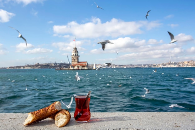 Maiden Tower (Kiz Kulesi) et thé turc, bagel turc, Istanbul / Turquie