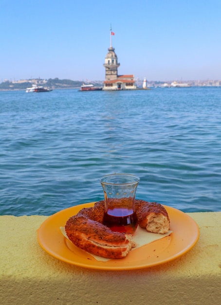 Maiden Tower (Kiz Kulesi) et thé turc, bagel turc, Istanbul / Turquie