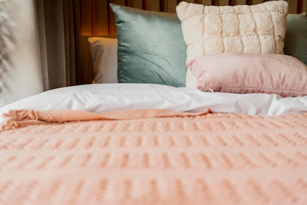 Photo maidup de lit avec des oreillers blancs propres et des draps de lit dans la salle de beauté