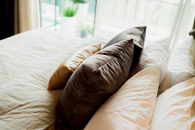 Photo maidup de lit avec des oreillers blancs propres et des draps de lit dans la salle de beauté