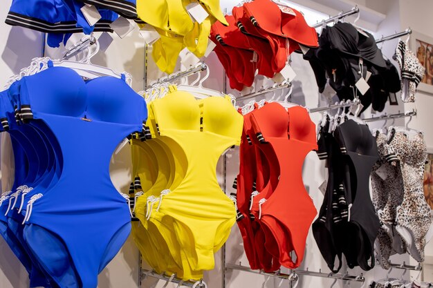 Maillot de bain femme dans le magasin. Les maillots de bain à la mode sont continus.