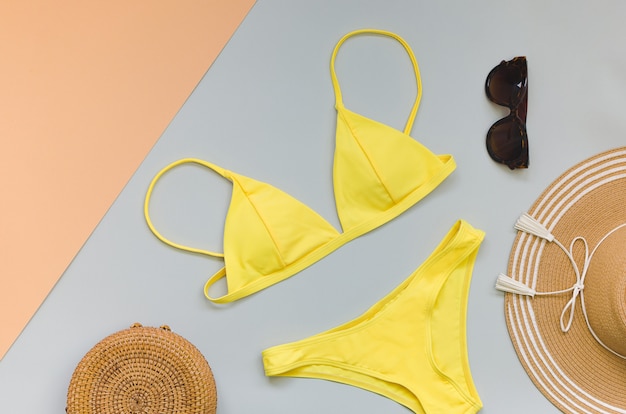 Maillot de bain avec sac à lunettes et chapeau