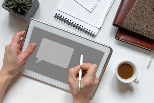 Main à L'aide D'un écran Tactile Tactile De Tablette Numérique Sur La Table De Travail De Bureau