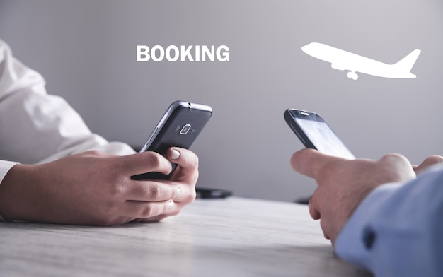 Main à l'aide de smartphone. Achat d'un billet d'avion. Réservation