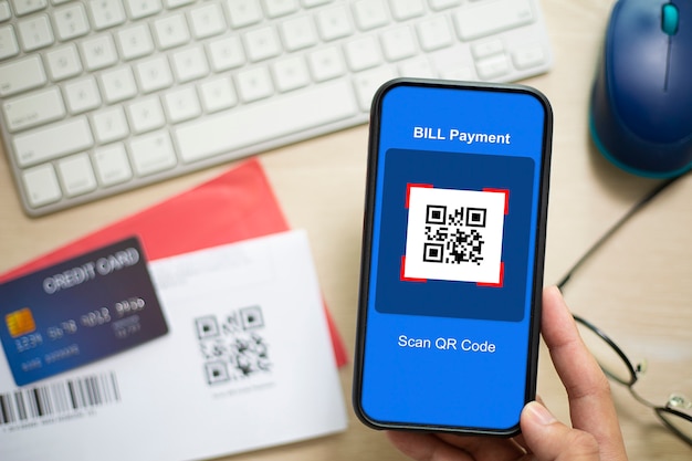 Main à l'aide d'un smartphone pour scanner un code QR