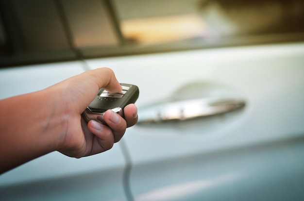 Main en appuyant sur le bouton de la télécommande pour verrouiller ou déverrouiller la voiture, ouvrez la porte de la voiture avec la télécommande.