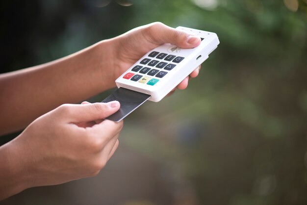 Main en appuyant sur les boutons sur le terminal bancaire