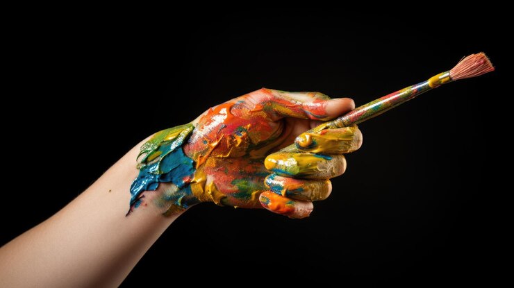 Photo la main de l'artiste tient un pinceau de peinture