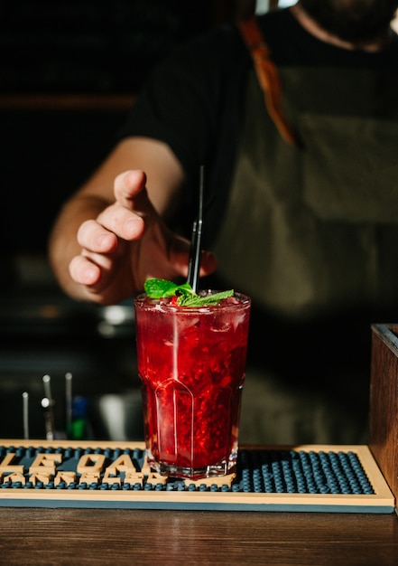 Main barman faire un cocktail.