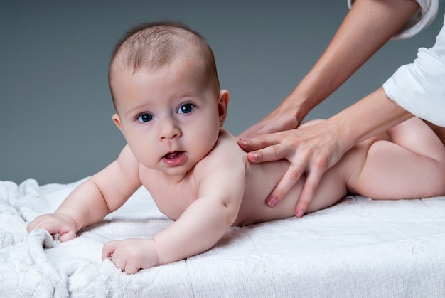 Main de bébé tenant le doigt de la mère en studio