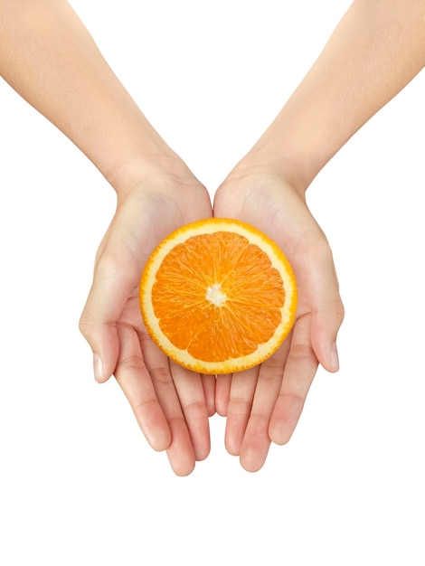 Main de belle femme tenant une tranche d'orange sur un fond blanc isolé