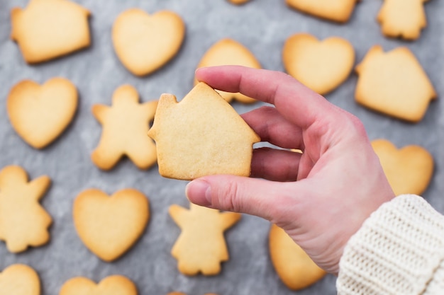 Main Avec Biscuit De Pain D'épice De Noël