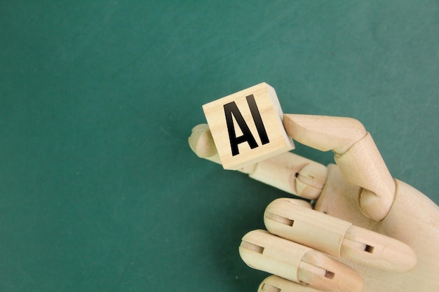 main en bois tenant un cube en bois avec la lettre AI intelligence artificielle