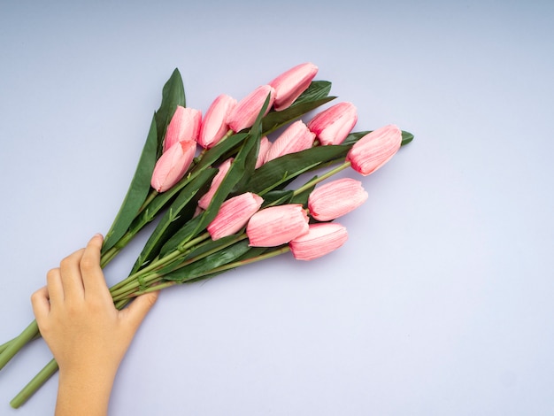 Main avec bouquet de tulipes
