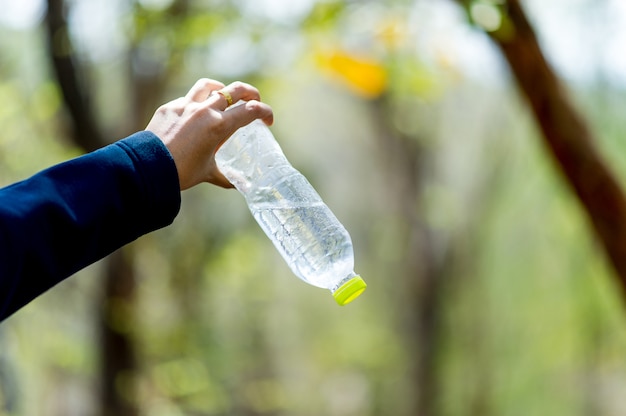 Main et bouteille d&#39;eau Eau potable