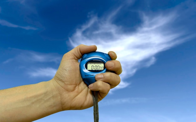 Photo une main avec un chronomètre sur un fond de ciel