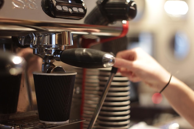 Main coupée à l'aide d'une machine à expresso à la maison