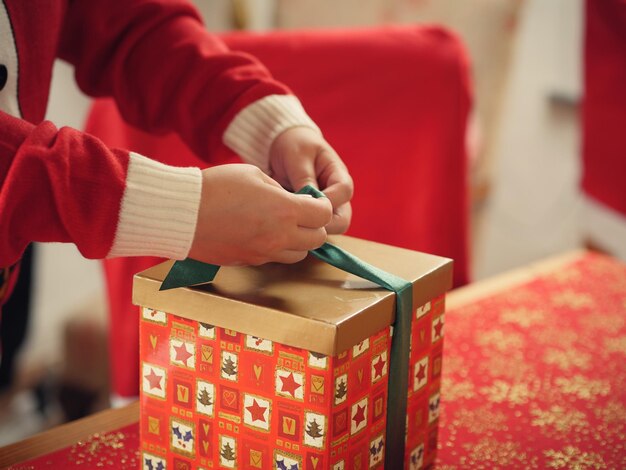 Photo la main coupée du cadeau de noël