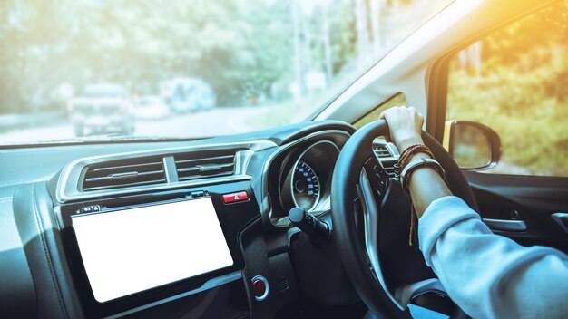 Photo la main coupée d'une femme au volant d'une voiture