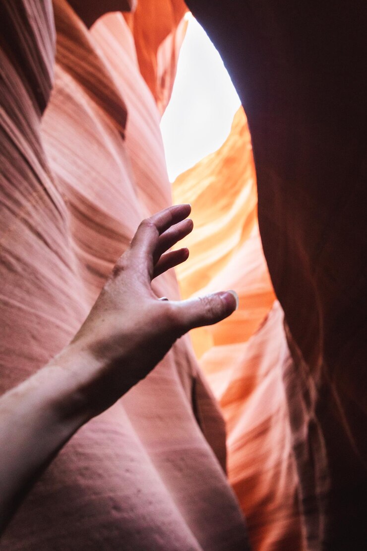 Photo la main coupée d'une femme faisant des gestes contre le canyon