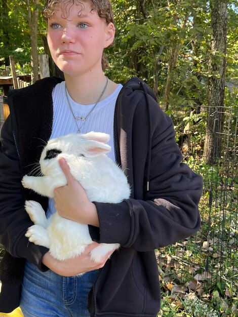 Photo main coupée d'une femme avec un lapin