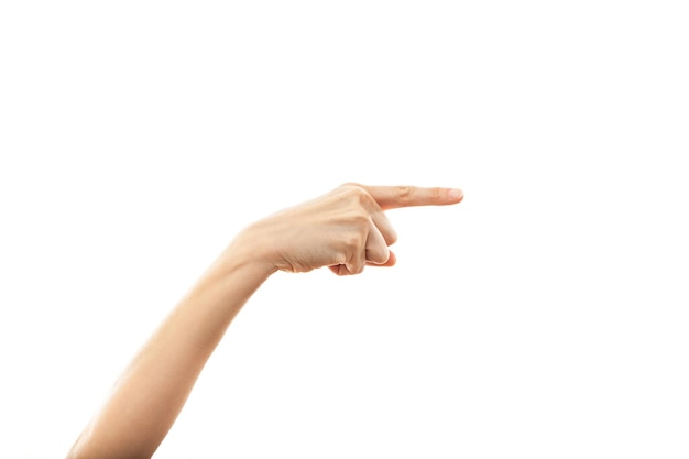 La main coupée d'une femme pointant sur un fond blanc