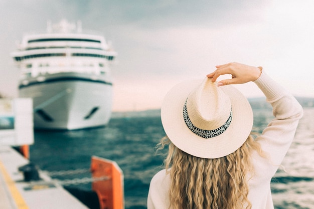 Photo la main coupée d'une femme portant un chapeau