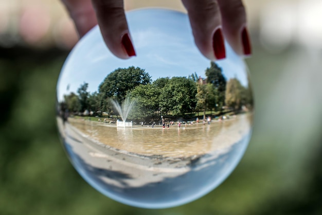 Photo la main coupée d'une femme tenant une boule de cristal