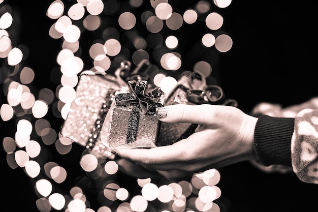 Photo la main coupée d'une femme tenant une décoration de noël