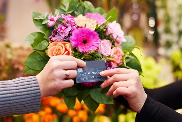 Photo la main coupée d'une femme tenant des fleurs