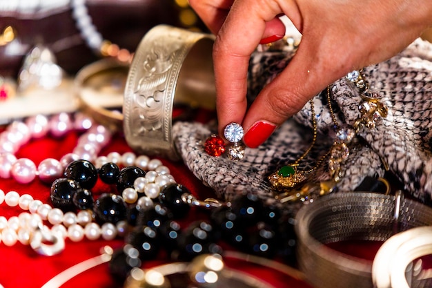 Photo la main coupée d'une femme touchant des bijoux