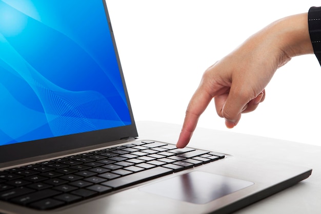 Photo main coupée d'une femme utilisant un ordinateur portable sur un fond blanc