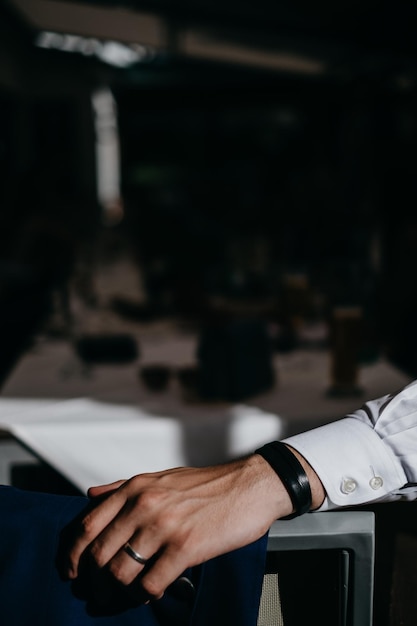 La main coupée d'un homme d'affaires sur le bureau du bureau.