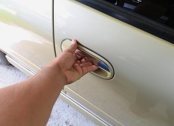 Photo main coupée d'un homme ouvrant la porte de la voiture